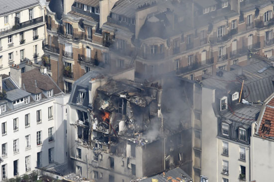 إصابة 5 أشخاص فى انفجار خط غاز باريس (6)
