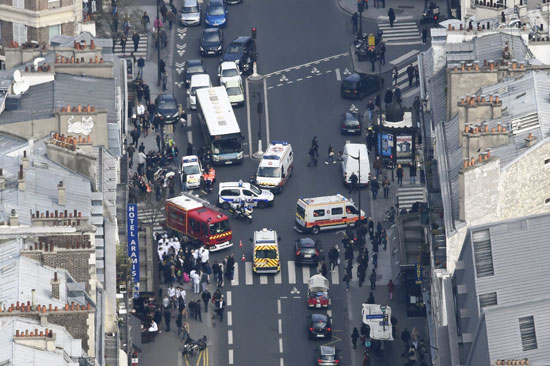 إصابة 5 أشخاص فى انفجار خط غاز باريس (8)