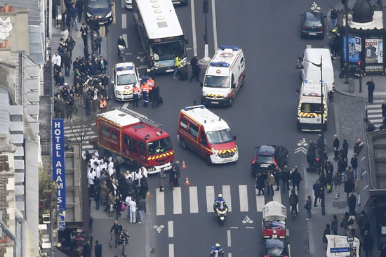 إصابة 5 أشخاص فى انفجار خط غاز باريس (9)