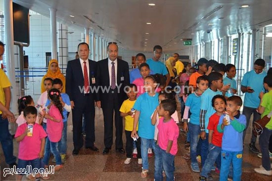 مطار الغردقة يحتفل بـيوم اليتيم باستضافة 55 طفلا وتقديم الهدايا  (4)