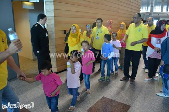مطار الغردقة يحتفل بـيوم اليتيم باستضافة 55 طفلا وتقديم الهدايا  (5)