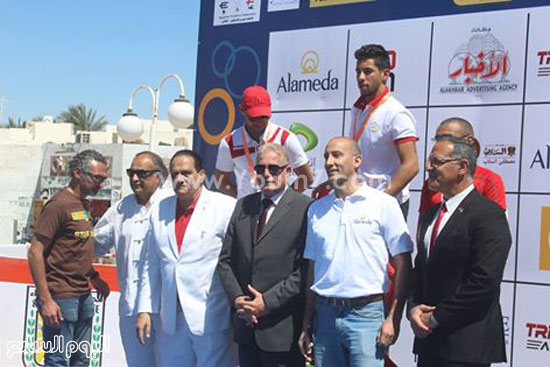 محافظ جنوب سيناء يسلم جوائز الفائزين فى بطولة الترايثلون بشرم الشيخ (2)