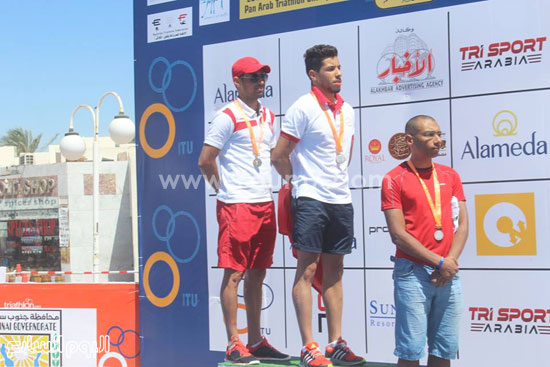 محافظ جنوب سيناء يسلم جوائز الفائزين فى بطولة الترايثلون بشرم الشيخ (3)