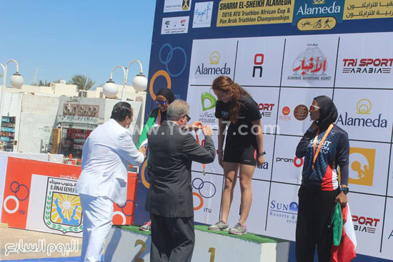 محافظ جنوب سيناء يسلم جوائز الفائزين فى بطولة الترايثلون بشرم الشيخ (4)