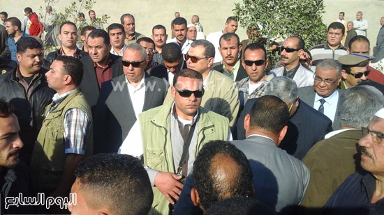 محافظ الشرقية ومدير الأمن يتقدمان جنازة والد وزير القوى العاملة (3)