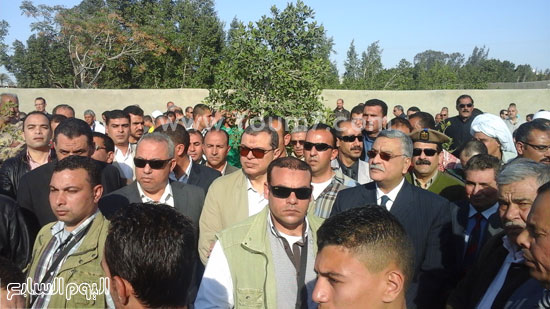 محافظ الشرقية ومدير الأمن يتقدمان جنازة والد وزير القوى العاملة (5)
