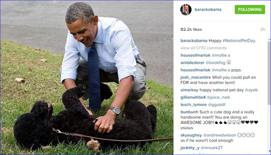 أوباما يداعب كلبه فى احتفالات يوم الحيوانات الأليفة (1)
