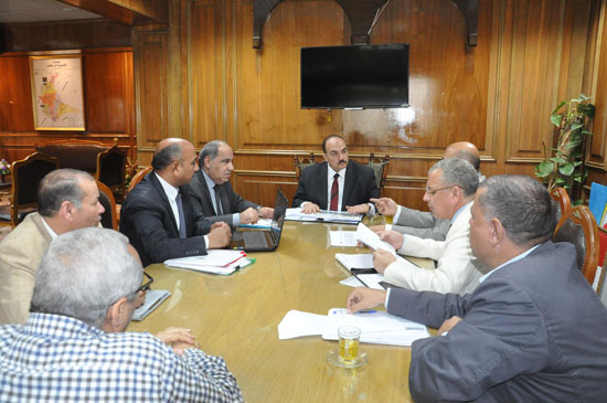 محافظ القليوبية خلال اجتماعه مع المسئولين بالمحافظة (1)