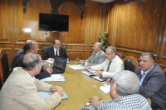محافظ القليوبية خلال اجتماعه مع المسئولين بالمحافظة (2)