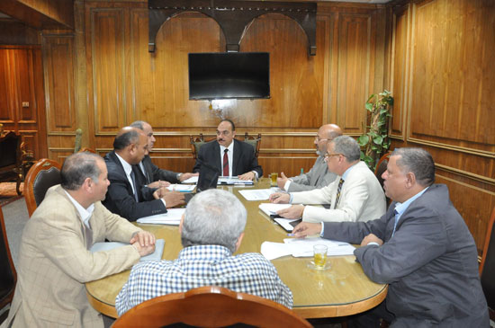 محافظ القليوبية خلال اجتماعه مع المسئولين بالمحافظة (3)