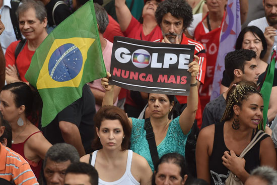 --الحكومه-البرازيليه-مظاهرات-فى-شوارع-البرازيل-(4)