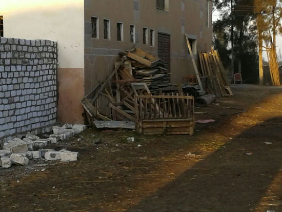 مواطن يحتل حرم مسجد فى الدقهلية بمخلفات ورشة أخشاب  (3)