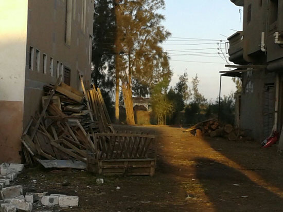 مواطن يحتل حرم مسجد فى الدقهلية بمخلفات ورشة أخشاب  (4)