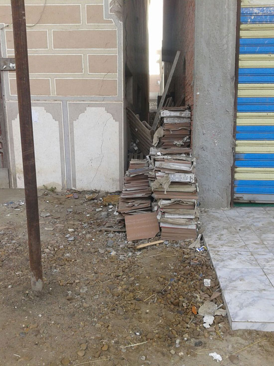 مواطن يحتل حرم مسجد فى الدقهلية بمخلفات ورشة أخشاب  (6)