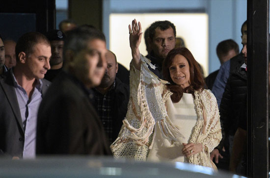 مؤيدو رئيسة الأرجنتين السابقة يستقبلونها بالعاصمة بعد اتهامها بالفساد (3)