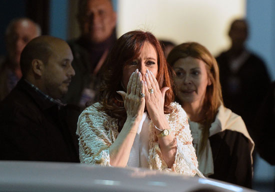 مؤيدو رئيسة الأرجنتين السابقة يستقبلونها بالعاصمة بعد اتهامها بالفساد (5)