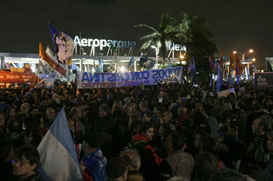 مؤيدو رئيسة الأرجنتين السابقة يستقبلونها بالعاصمة بعد اتهامها بالفساد (7)