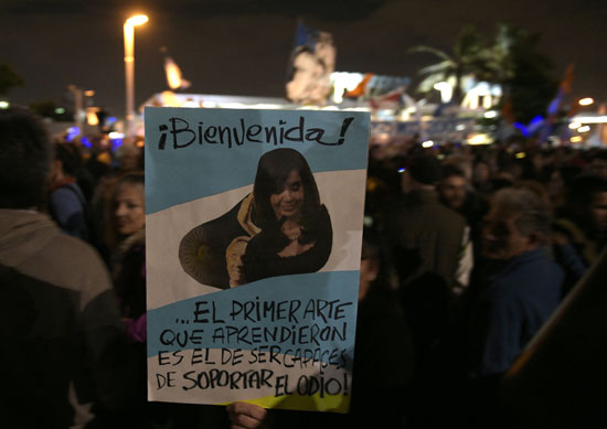 مؤيدو رئيسة الأرجنتين السابقة يستقبلونها بالعاصمة بعد اتهامها بالفساد (10)