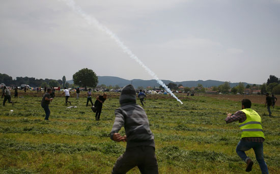 اشتباكات بين الشرطة المقدونية ومهاجرين (6)