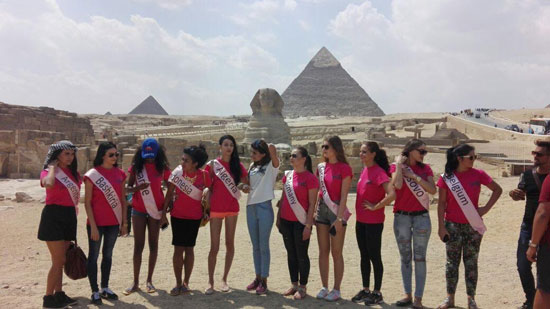 ملكات جمال العالم يزرن الأهرامات تنشيطا للسياحة (1)