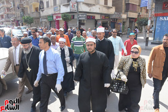 حملة نظافة بشوارع دمنهور بمشاركة رجال الدين الإسلامى والمسيحى (1)