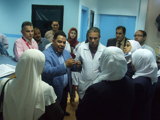 وكيل وزارة الصحة بالشرقية يتفقد مستشفى الأحرار التعليمى (1)
