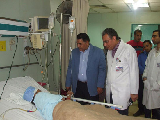 وكيل وزارة الصحة بالشرقية يتفقد مستشفى الأحرار التعليمى (4)