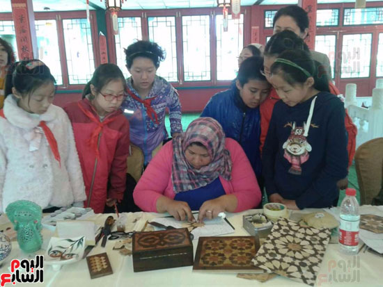 مركز الفسطاط للحرف التقليدية يشارك فى 3 ورش عمل لتعليم الصينيين الفن المصرى (5)