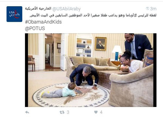 أوباما يداعب طفلا
