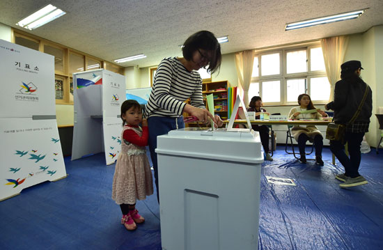 كوريا الجنوبية-باك كون هيه-الانتخابات البرلمانية-سول (2)