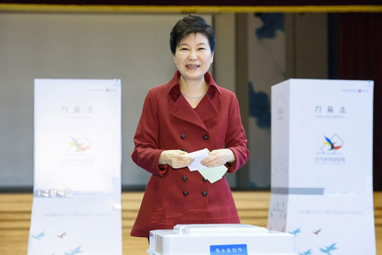 كوريا الجنوبية-باك كون هيه-الانتخابات البرلمانية-سول (7)