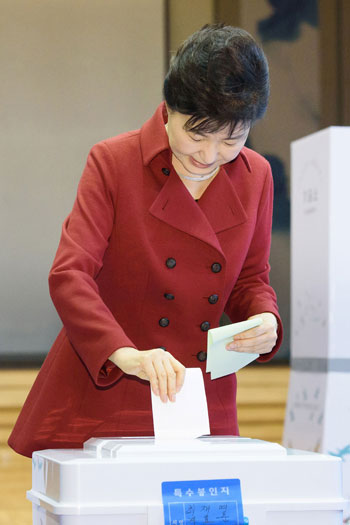 كوريا الجنوبية-باك كون هيه-الانتخابات البرلمانية-سول (8)