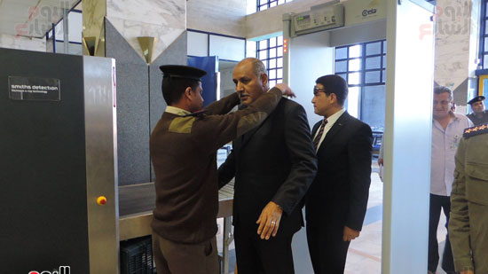 مدير أمن أسوان يخضع لإجراءات التفتيش بالمطار الدولى (1)