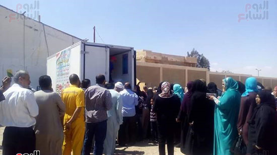 زحام المواطنين على شراء اوراك الدجاج المدعمة من السيارات التابعة لوزارة التموين (2)