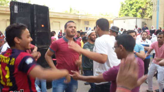 طلاب جامعة القاهرة يرقصون على أغنية أزعرينا (2)
