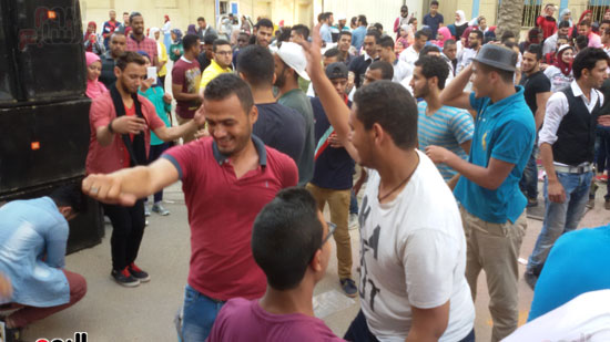 طلاب جامعة القاهرة يرقصون على أغنية أزعرينا (5)