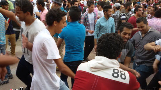 طلاب جامعة القاهرة يرقصون على أغنية أزعرينا (6)
