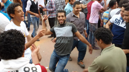 طلاب جامعة القاهرة يرقصون على أغنية أزعرينا (7)