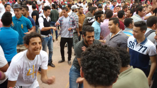 طلاب جامعة القاهرة يرقصون على أغنية أزعرينا (8)