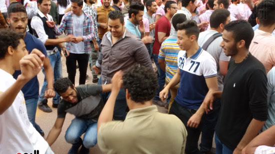 طلاب جامعة القاهرة يرقصون على أغنية أزعرينا (9)
