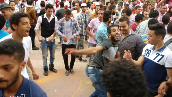 طلاب جامعة القاهرة يرقصون على أغنية أزعرينا (10)