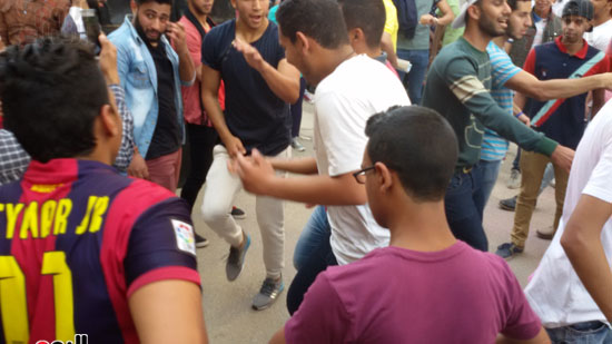 طلاب جامعة القاهرة يرقصون على أغنية أزعرينا (11)