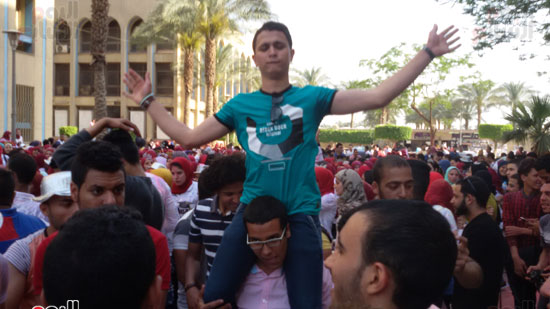 طلاب جامعة القاهرة يرقصون على أغنية أزعرينا (12)