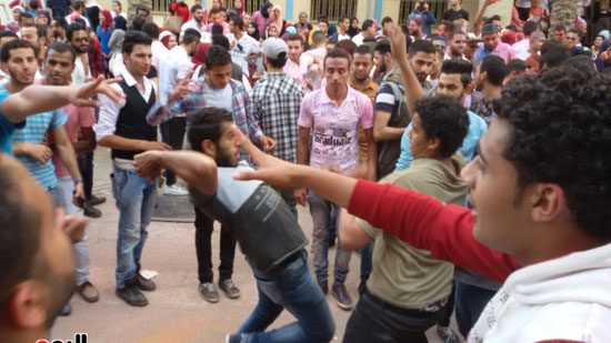 طلاب جامعة القاهرة يرقصون على أغنية أزعرينا (13)