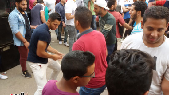 طلاب جامعة القاهرة يرقصون على أغنية أزعرينا (15)