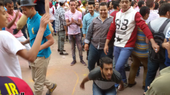 طلاب جامعة القاهرة يرقصون على أغنية أزعرينا (16)