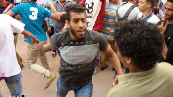 طلاب جامعة القاهرة يرقصون على أغنية أزعرينا (17)