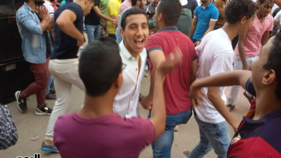 طلاب جامعة القاهرة يرقصون على أغنية أزعرينا (18)