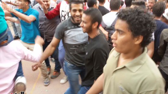 طلاب جامعة القاهرة يرقصون على أغنية أزعرينا (19)