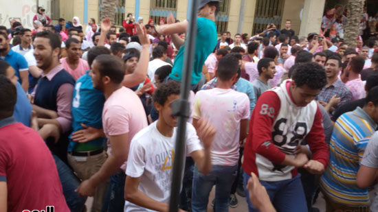 طلاب جامعة القاهرة يرقصون على أغنية أزعرينا (20)